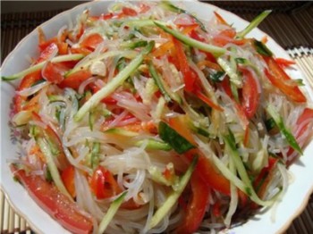 Китайский салат из фунчозы со свежими овощами